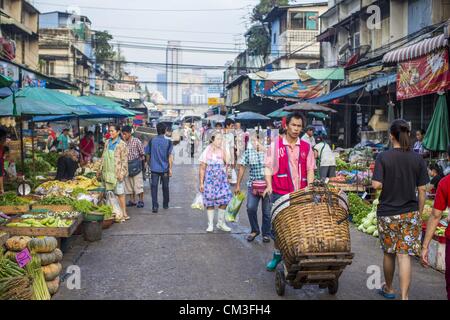 26. September 2012 durchschreitet Khlong Toey Markt in Bangkok - Bangkok, Thailand - A-Porter. Khlong Toey (auch genannt Khlong Toei) Markt ist einer der größten '' nass Märkte '' in Thailand. Der Markt befindet sich mitten in einem von Bangkoks größten Slum-Gebieten und in der Nähe von ursprünglichen Tiefwasser-Hafen der Stadt. Tausende von Menschen leben in der benachbarten Slum-Gegend. Tausende Einkaufen mehr in den weitläufigen Markt für frisches Obst und Gemüse sowie Fleisch, Fisch und Geflügel. (Bild Kredit: Jack Kurtz/ZUMAPRESS.com ©) Stockfoto