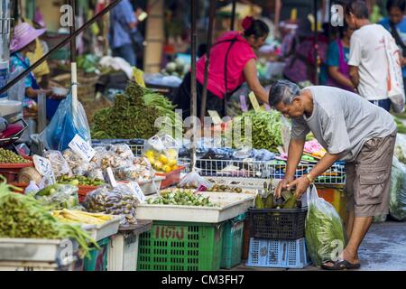 26. September 2012 produzieren in Klong Toey Markt in Bangkok - Bangkok, Thailand - A-Mann-Shops für. Klong Toey (auch genannt Khlong Toei) Markt ist einer der größten '' nass Märkte '' in Thailand. Der Markt befindet sich mitten in einem von Bangkoks größten Slum-Gebieten und in der Nähe von ursprünglichen Tiefwasser-Hafen der Stadt. Tausende von Menschen leben in der benachbarten Slum-Gegend. Tausende Einkaufen mehr in den weitläufigen Markt für frisches Obst und Gemüse sowie Fleisch, Fisch und Geflügel. (Bild Kredit: Jack Kurtz/ZUMAPRESS.com ©) Stockfoto