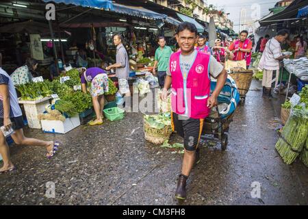 26. September 2012 - Bangkok, Thailand - Khlong Toey (auch genannt Khlong Toei) Markt ist einer der größten '' nass Märkte '' in Thailand. Der Markt befindet sich mitten in einem von Bangkoks größten Slum-Gebieten und in der Nähe von ursprünglichen Tiefwasser-Hafen der Stadt. Tausende von Menschen leben in der benachbarten Slum-Gegend. Tausende Einkaufen mehr in den weitläufigen Markt für frisches Obst und Gemüse sowie Fleisch, Fisch und Geflügel. (Bild Kredit: Jack Kurtz/ZUMAPRESS.com ©) Stockfoto