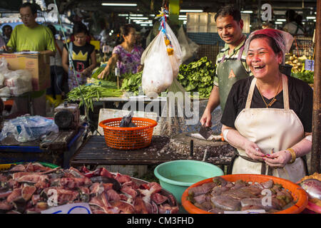 26. September 2012 - Bangkok, Thailand - ein Fleisch-Anbieter in Khlong Toey Markt in Bangkok. Khlong Toey (auch genannt Khlong Toei) Markt ist einer der größten '' nass Märkte '' in Thailand. Der Markt befindet sich mitten in einem von Bangkoks größten Slum-Gebieten und in der Nähe von ursprünglichen Tiefwasser-Hafen der Stadt. Tausende von Menschen leben in der benachbarten Slum-Gegend. Tausende Einkaufen mehr in den weitläufigen Markt für frisches Obst und Gemüse sowie Fleisch, Fisch und Geflügel. (Bild Kredit: Jack Kurtz/ZUMAPRESS.com ©) Stockfoto