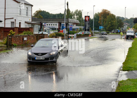 Chester, UK. Nach 3 Tagen Regen verhandelt ein Auto Hochwasser auf der A540 Parkgate Straße am Stadtrand von Chester. Stockfoto