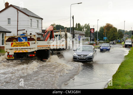 Chester, UK. Nach 3 Tagen Regen verhandeln Fahrzeuge Hochwasser auf der A540 Parkgate Straße am Stadtrand von Chester. Stockfoto