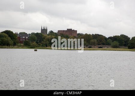 Tamworth, UK. 26. September 2012. Was ist in der Regel ein Feld liegt unter Wasser nach den River Tame in Tamworth seinen Ufern nach Tagen mit heftigem Regen im Bereich platzen. Gleich hinter den Bögen der steinernen Brücke in diesem Bild ist der Zusammenfluss der Flüsse Tame und Anker, die in der Stadt treffen. Das alte Schloss sitzt hoch auf seine Motte vom Wasserstrudel in der Nähe. Stockfoto