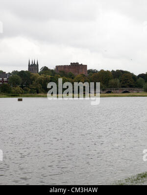 Tamworth, UK. 26. September 2012. Was ist in der Regel ein Feld liegt unter Wasser nach den River Tame in Tamworth seinen Ufern nach Tagen mit heftigem Regen im Bereich platzen. Gleich hinter den Bögen der steinernen Brücke in diesem Bild ist der Zusammenfluss der Flüsse Tame und Anker, die in der Stadt treffen. Das alte Schloss sitzt hoch auf seine Motte vom Wasserstrudel in der Nähe. Stockfoto