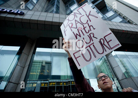 Anti-Fracking Umwelt Demonstranten halten eine FrackOff London chemischen Cocktail Party außerhalb der UK-Schiefer-Gipfeltreffen. Im Hilton London Metropole Hotel, Edgware Road, London, UK 26. September 2012 statt. Stockfoto