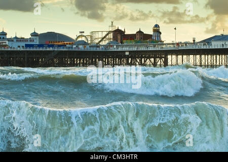 Brighton, England - 25. September 2012: Wie Unwetter das Vereinigte Königreich in dieser Woche trifft waren die Wellen am Strand bei Sonnenuntergang vor dem Pier von Brighton noch brüllend. Stockfoto