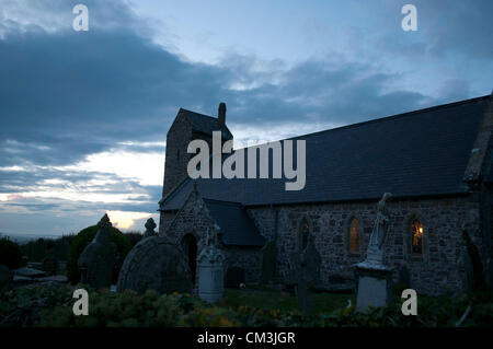 26. September 2012 - stürmischen Himmel über Str. Marys Kirche in Rhossili auf der Gower-Halbinsel in der Nähe von Swansea, Südwales heute Abend. Die alte Kirche ist St. Mary the Virgin gewidmet und wurde durch die anglo-normannischen Siedler um das Jahr 1200 erbaut. Stockfoto