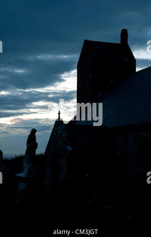 26. September 2012 - stürmischen Himmel über Str. Marys Kirche in Rhossili auf der Gower-Halbinsel in der Nähe von Swansea, Südwales heute Abend. Die alte Kirche ist St. Mary the Virgin gewidmet und wurde durch die anglo-normannischen Siedler um das Jahr 1200 erbaut. Stockfoto