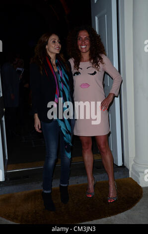 26. September 2012: Tara Smith Bild mit Natalie Imbruglia bei der Launch-Party für ihre neue vegane Haarpflege Sortiment für M & S Skizze, London, UK. Stockfoto