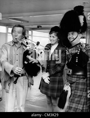 22. April 1974 - London, England, U.K - Sänger ANDY WILLIAMS spielt Dudelsack mit Piper MIKE FARRELL bei der Ankunft am Flughafen Gatwick, um seine Konzertreise in Schottland zu beginnen.   (Kredit-Bild: © KEYSTONE Bilder USA/ZUMAPRESS.com) Stockfoto