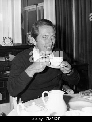 7. November 1970 - London, England, kommen U.K - Sänger ANDY WILLIAMS in London mit entfremdete Frau Claudine Longet, in der Royal Variety Show im Londoner Palladium durchzuführen. Bild: Andy Williams genießt eine Tasse Tee im Savoy Hotel. (Kredit-Bild: © KEYSTONE Bilder USA/ZUMAPRESS.com) Stockfoto