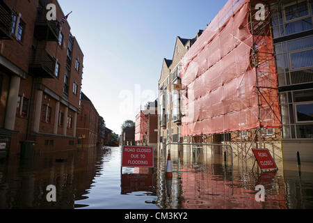 Überschwemmungen außerhalb moderne Wohnung Blöcke in Skeldergate, parallel zu den stark überfluteten Fluss Ouse in Zentrum von York, North Yorkshire, England am Donnerstag, 27. September 2012. Stockfoto