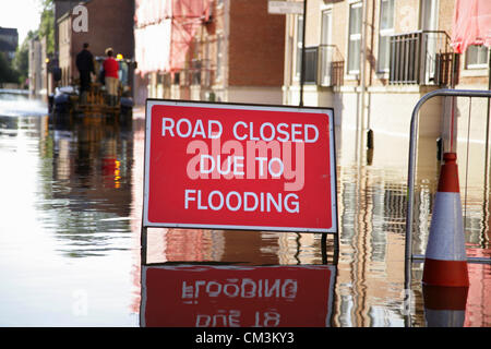 Überschwemmungen außerhalb moderne Wohnung Blöcke in Skeldergate, parallel zu den stark überfluteten Fluss Ouse in Zentrum von York, North Yorkshire, England am Donnerstag, 27. September 2012. Stockfoto