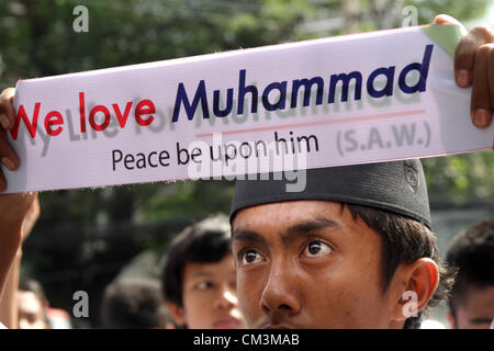 27. September 2012 - Bangkok, Thailand. Muslimische Demonstranten angezeigt Banner bei einem Protest gegen die Anti-Islam-Film "Die Unschuld der Muslime" außerhalb der US-Botschaft, bevor er zu Google Inc. Thailand, am Einkaufszentrum Central World, für die Entfernung des Films von Youtube Fragen. Stockfoto