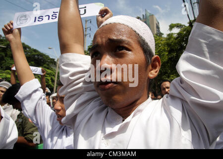 27. September 2012 - Bangkok, Thailand. Muslimische Demonstranten angezeigten Banner während einer Protestaktion. Mehr als 300 muslimische Demonstranten protestieren gegen die Brandsätze Anti-Islam-Film "Die Unschuld der Muslime" außerhalb der US-Botschaft vor dem Umzug nach Google Inc. Thailand, am Einkaufszentrum Central World, sprechen und senden Brief für den Film von Youtube entfernen. Stockfoto