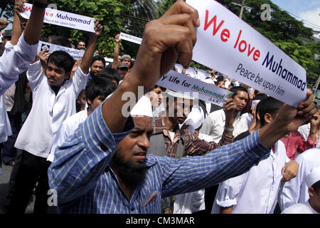 27. September 2012 - Bangkok, Thailand. Muslimische Demonstranten angezeigt Banner bei einem Protest gegen die Anti-Islam-Film "Die Unschuld der Muslime" außerhalb der US-Botschaft, bevor er zu Google Inc. Thailand, am Einkaufszentrum Central World, für die Entfernung des Films von Youtube Fragen. Stockfoto