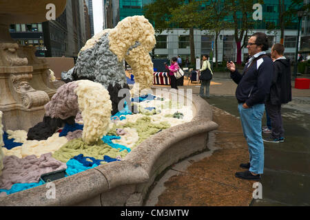 USA. 27. September 2012, New York, NY.  Wolle ersetzt Wasser in den Brunnen im New Yorker Bryant Park, im Rahmen der Kampagne für die Wolle neu uns marketing-Aufwand.  Großbritanniens Prinz Charles ist ein Sponsor der Kampagne für Wolle. Stockfoto