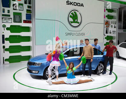 Tänzer während der Präsentation des neuen Skoda Rapid auf der Paris Motor Show, Frankreich, am Donnerstag, 27. September 2012. (CTK Foto/Rene Fluger) Stockfoto