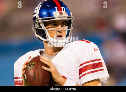 Sept. 27, 2012 - Charlotte, North Carolina, USA - New York Giants QB Eli Manning (10) vor dem Start des Spiels Thursday Night Football. (Kredit-Bild: © Anantachai Brown/ZUMAPRESS.com) Stockfoto