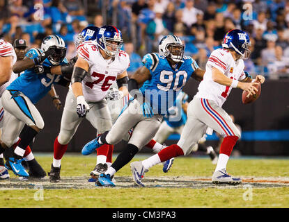 Sept. 27, 2012 - Charlotte, North Carolina, USA - Carolina Panthers DE Frank Alexander (90) in Aktion während des Thursday Night Football-Spiels. (Kredit-Bild: © Anantachai Brown/ZUMAPRESS.com) Stockfoto