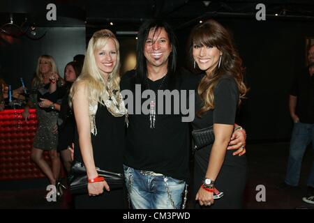 Bretagne-Webber, Michael Godard, Leeann Tweeden im Ankunftsbereich für Eli Roth enthüllt SEAKAYAKING, 3717 Las Vegas Boulevard South, Las Vegas, NV 27. September 2012. Foto von: James Atoa/Everett Collection / Alamy live-News. Stockfoto