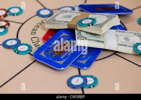 50 Jahre James Bond Auktion bei Christie's, London, UK 28.09.2012 zur Feier des 50. Jahrestages der James Bond Film, Christies kündigt 50 Jahre James Bond - The Auction, präsentieren die Möglichkeit, Bond Erinnerungsstücke erwerben. Hier Poker chips, Geld und Spielkarten aus der "The One & nur Club" in Casino Royale (2006) James Bond-film-Darsteller Daniel Craig online vom 29. September bis 5. Oktober bei Christies versteigert werden. Stockfoto