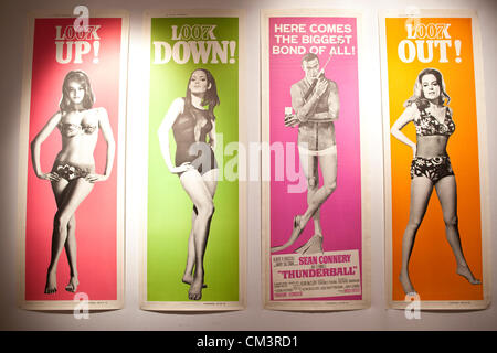 50 Jahre James Bond Auktion bei Christie's, London, UK 28.09.2012 zur Feier des 50. Jahrestages der James Bond Film, Christies kündigt 50 Jahre James Bond - The Auction, präsentieren die Möglichkeit, Bond Erinnerungsstücke erwerben. Hier - ein komplettes Set von vier original US Kino Tür Panel Film-Plakate, alle entfaltet und Leinen gesichert, geschätzt auf £6.000-8.000 bei Christie's online vom 29. September bis 5. Oktober versteigert werden. Stockfoto