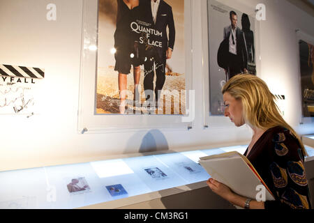 50 Jahre James Bond Auktion bei Christie's, London, UK 28.09.2012 zur Feier des 50. Jahrestages der James Bond Film, Christies kündigt 50 Jahre James Bond - The Auction, präsentieren die Möglichkeit, Bond Erinnerungsstücke erwerben. Hier - ein original US-ein Blatt Film-Poster signiert von Daniel Craig, Olga Kurylenko, Michael G. Wilson und Barbara Broccoli, geschätzt auf £2.500-3.000 online vom 29. September bis 5. Oktober bei Christies versteigert werden. Stockfoto
