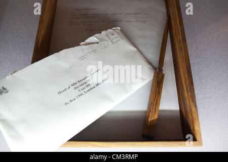 50 Jahre James Bond Auktion bei Christie's, London, UK 28.09.2012 zur Feier des 50. Jahrestages der James Bond Film, Christies kündigt 50 Jahre James Bond - The Auction, präsentieren die Möglichkeit, Bond Erinnerungsstücke erwerben. Hier - ein Brief-Messer von David Linley mit ähnlichen Briefablage, Prop Brief und Anmerkung von M' Schreibtisch in "Quantam Of Solace" (2008), geschätzt auf £800-1.200 online vom 29. September bis 5. Oktober bei Christies versteigert werden. Stockfoto