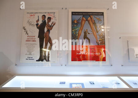 50 Jahre James Bond Auktion bei Christies, London, UK 28.09.2012 zur Feier des 50. Jahrestages der James Bond Film, Christies kündigt 50 Jahre James Bond - The Auction, präsentieren die Möglichkeit, Bond Erinnerungsstücke erwerben. Hier - unterzeichnet (links) ein original US-ein Blatt Filmplakat von "A View To A Kill" (1985) von Duran Duran und (rechts) ein original US-ein Blatt Filmplakat von "For Your Eyes Only" (1981), bei Christies online vom 29. September bis 5. Oktober versteigert werden. Stockfoto