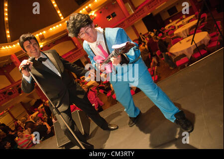 28. September 2012. Porthcawl, Großbritannien. Darren Graceland Jones 40 (L) von Cwmbran, Wales - dieses Jahr am besten Elvis - Konfitüren mit Kyle Davies 25 FromSwansea, Wales, im großen Pavillon nach die zusätzlicher "Singalong" Veranstaltung in diesem Jahr für verschiedene walisischen Wohltätigkeitsorganisationen. Photo Credit: Graham M. Lawrence/Alamy Live-Nachrichten. Stockfoto