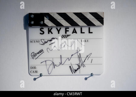 50 Jahre James Bond Auktion bei Christie's, London, UK 28.09.2012 zur Feier des 50. Jahrestages der James Bond Film, Christies kündigt 50 Jahre James Bond - The Auction, präsentieren die Möglichkeit, Bond Erinnerungsstücke erwerben. Hier - eine Klappe verwendet während der Dreharbeiten zu "SkyFall" unterzeichnet von Sam Mendes, Daniel Craig, Naomie Harris etc., geschätzt auf £800-1.200, online vom 29. September bis 5. Oktober bei Christies versteigert werden. Stockfoto