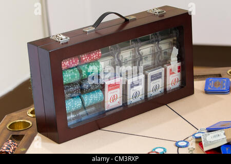 50 Jahre James Bond Auktion bei Christie's, London, UK 28.09.2012 zur Feier des 50. Jahrestages der James Bond Film, Christies kündigt 50 Jahre James Bond - The Auction die Möglichkeit zu erwerben Bond Erinnerungsstücken präsentiert. Hier - eine Sammlung von Prop "The One & nur Ocean Club" Poker-chips, Geld und Spielkarten von "Casino Royale" (2006), um online vom 29. September bis 5. Oktober bei Christies versteigert werden. Stockfoto