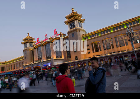 Peking Bahnhof in den frühen Morgenstunden des Freitagabends, als Tausende von Menschen beginnen die Nationalfeiertage in China, mit einer Massenmigration von Millionen erwartet, nach Hause zu gehen, um Freunde und Familien in ganz China zu besuchen. © Time-Snaps Stockfoto