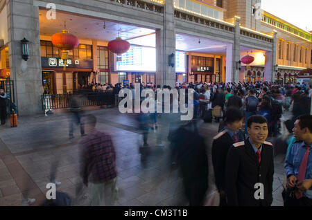 Peking Bahnhof in den frühen Morgenstunden des Freitagabends, als Tausende von Menschen beginnen die Nationalfeiertage in China, mit einer Massenmigration von Millionen erwartet, nach Hause zu gehen, um Freunde und Familien in ganz China zu besuchen. © Time-Snaps Stockfoto