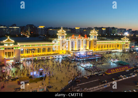 Peking Bahnhof in den frühen Morgenstunden des Freitagabends, als Tausende von Menschen beginnen die Nationalfeiertage in China, mit einer Massenmigration von Millionen erwartet, nach Hause zu gehen, um Freunde und Familien in ganz China zu besuchen. © Time-Snaps Stockfoto