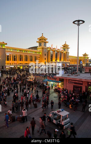 Peking Bahnhof in den frühen Morgenstunden des Freitagabends, als Tausende von Menschen beginnen die Nationalfeiertage in China, mit einer Massenmigration von Millionen erwartet, nach Hause zu gehen, um Freunde und Familien in ganz China zu besuchen. © Time-Snaps Stockfoto