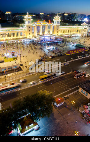 Peking Bahnhof in den frühen Morgenstunden des Freitagabends, als Tausende von Menschen beginnen die Nationalfeiertage in China, mit einer Massenmigration von Millionen erwartet, nach Hause zu gehen, um Freunde und Familien in ganz China zu besuchen. © Time-Snaps Stockfoto