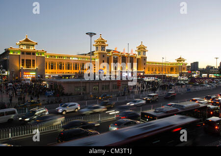 Peking Bahnhof in den frühen Morgenstunden des Freitagabends, als Tausende von Menschen beginnen die Nationalfeiertage in China, mit einer Massenmigration von Millionen erwartet, nach Hause zu gehen, um Freunde und Familien in ganz China zu besuchen. © Time-Snaps Stockfoto