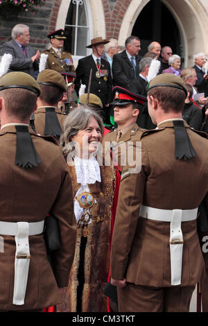 Strickjacke, UK. 27. September 2012. Die Royal Welsh Regiment Ausübung ist es richtig, im Einklang mit der Freiheit der Grafschaft Ceredigion marschieren sind übertragenen ihm im Jahr 2009 auf Donnerstag, 27. September 2012.  Bürgermeister Catrin Miles Spaziergänge zwischen den Reihen und Chats mit jedem der Soldaten. Stockfoto