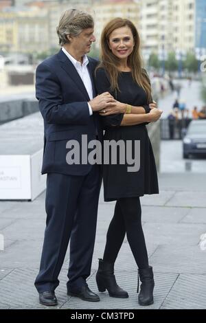 28. September 2012 - San Sebastian, Baskenland, Spanien - Regisseur LASSE HALLSTRÖM und Schauspielerin LENA OLIN besuchen die "Hypnotisoren / The Hypnotist" Photocall im Kursaal Palace während der 60. San Sebastian International Film Festival in San Sebastian. (Bild Kredit: Jack Abuin/ZUMAPRESS.com ©) Stockfoto