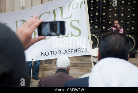 Bradford, UK. 28. September 2012. Menschenmassen verpackt Mittel-Bradford zusammenkommen und Stimme es Wut und verletzt an der Blasphemie in dem Film dargestellt Stockfoto