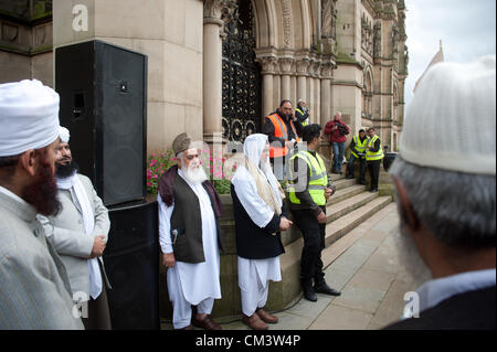 Bradford, UK. 28. September 2012. Sprecher auf den Stufen des Rathauses Bradford griffen das Publikum in Centenary square Stockfoto