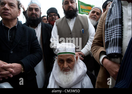 Bradford, UK. 28. September 2012. Muslimische ältesten versammelten sich unter Hunderten von friedlichen Demonstranten in Bradford Stockfoto