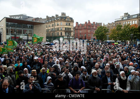 Bradford, UK. 28. September 2012. Hunderte von Muslimen versammelten sich in Centenary Square vor dem Rathaus zu friedlich dort Gehör Stockfoto