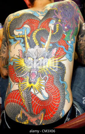 London, UK. 28. September 2012. Drachen-Tattoo auf dem Rücken der Tätowierer Adriano Dallalpi in London Tattoo Convention 2012 Stockfoto