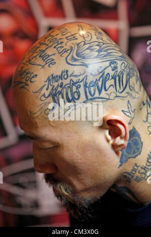 London, UK. 28. September 2012. Tätowieren von Khan Tattoo auf der Londoner Tattoo Convention 2012 Stockfoto