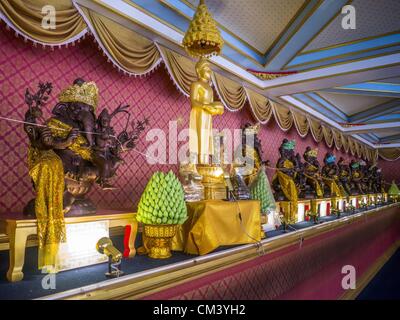 29. September 2012 - Nakorn Nayok, Nakorn Nayok, Thailand - steht eine Statue von Buddha inmitten Statuen von Ganesh am Wat Utthayan Ganesh, ein Tempel für Ganesh in Nakorn Nayok, etwa drei Stunden von Bangkok entfernt. Ganesha Chaturthi Alias Vinayaka Chaturthi, ist am Tag der Wiedergeburt von Lord Ganesha, der Sohn von Shiva und Parvati das hinduistische Festival gefeiert. Das Festival, auch bekannt als Ganeshotsav ("fest des Ganesha'') wird beobachtet in hinduistischer Kalendermonat von Bhaadrapada, ab dem vierten Tag des zunehmenden Mondes. Das Festival dauert für 10 Tage, bis zum dem vierzehnten da Stockfoto