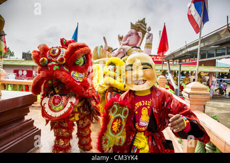 29. September 2012 - Nakorn Nayok, Nakorn Nayok, Thailand - Thai-chinesischen Stil Löwen Tänzer während Gedenktage von Ganesh Ustav am Wat Utthayan Ganesh, ein Tempel gewidmet Ganesh in Nakorn Nayok, etwa drei Stunden von Bangkok entfernt. Viele Thai-Buddhisten integrieren hinduistische Elemente, einschließlich der Verehrung von Ganesh in ihrem geistlichen Leben. Ganesha Chaturthi Alias Vinayaka Chaturthi, ist am Tag der Wiedergeburt von Lord Ganesha, der Sohn von Shiva und Parvati das hinduistische Festival gefeiert. Das Festival ist auch bekannt als Ganeshotsav ("fest des Ganesha'') in der hinduistischen Kalendermonat beobachtet. Stockfoto