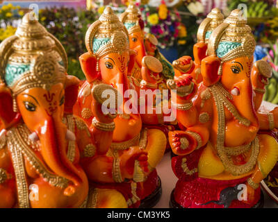 29. September 2012 - Nakorn Nayok, Nakorn Nayok, Thailand - Statuen von Ganesha Ganesh Ustav feiern am Wat Utthayan Ganesh, ein Tempel gewidmet Ganesh in Nakorn Nayok, etwa drei Stunden von Bangkok entfernt. Viele Thai-Buddhisten integrieren hinduistische Elemente, einschließlich der Verehrung von Ganesh in ihrem geistlichen Leben. Ganesha Chaturthi Alias Vinayaka Chaturthi, ist am Tag der Wiedergeburt von Lord Ganesha, der Sohn von Shiva und Parvati das hinduistische Festival gefeiert. Das Festival ist auch bekannt als Ganeshotsav ("fest des Ganesha'') in hinduistischer Kalendermonat von Bhaadrapada, beginnend am beobachtet. Stockfoto